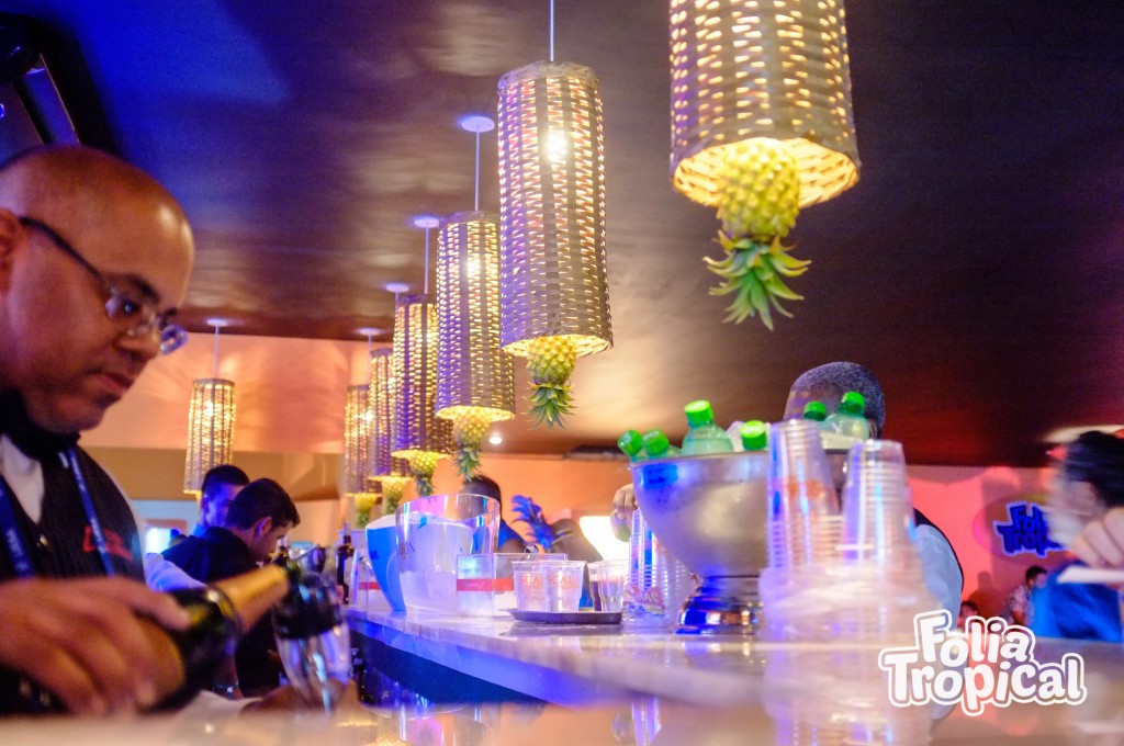 OPEN-BAR-FOLIA-TROPICAL
